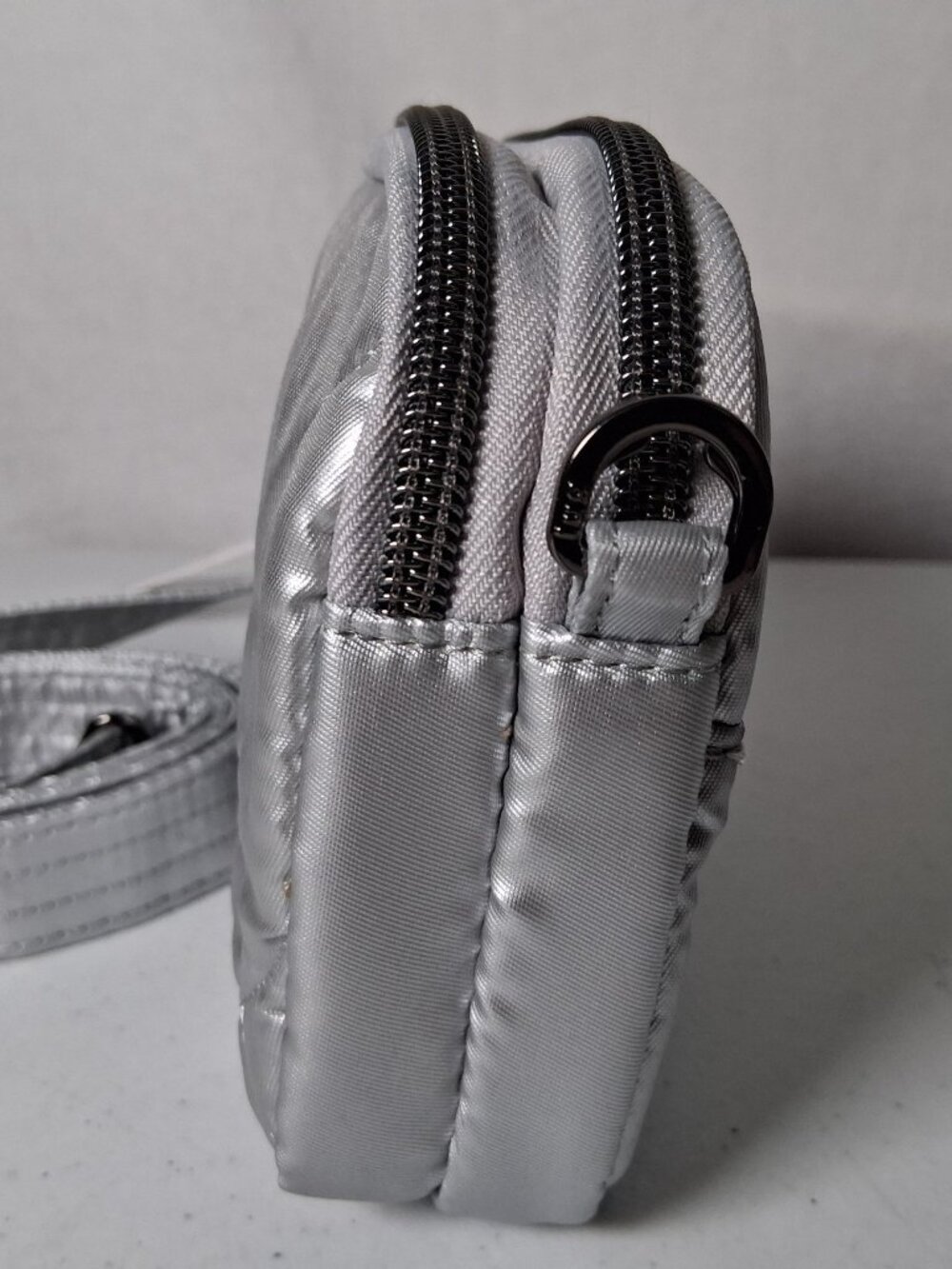 LUG Purse Coupe SE Quiled Metallic Silver Small Crossbody Bag Zipper 7" - Picture 4 of 16